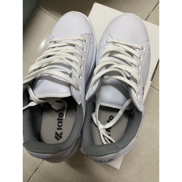 keto รองเท้าผ้าใบสีขาว