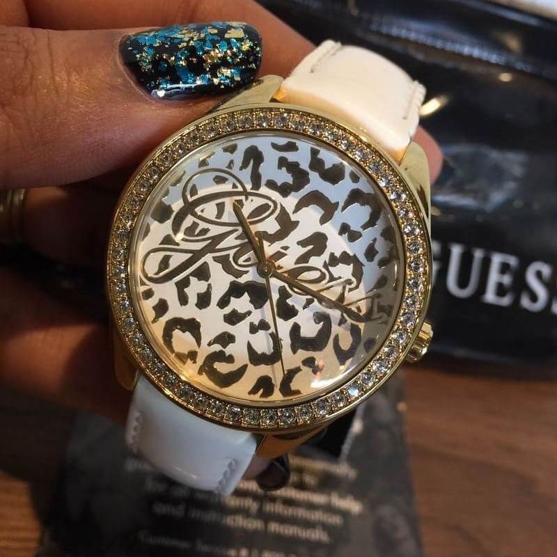 พร้อมส่ง นาฬิกาข้อมือผู้หญิง GUESS สายหนังสีขาว หน้าปัดสแตนเลสสีทองล้อมด้วยคริสตัล W0401L1