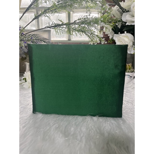 ปกใบประกาศผ้าไหมสีเขียวขนาด22.5 x20 cmเปิดเล่มด้านข้างภายในคาดริ้บบิ้น8มุมผ้าสีเขียว#ปกใส่ใบประกาศมห