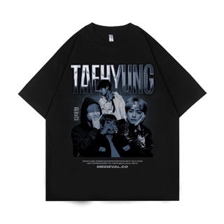 เสื้อยืดคอกลมเสื้อยืด พิมพ์ลาย Taehyung BTS สไตล์วินเทจ | ศิลปินเกาหลี | เสื้อยืด โอเวอร์ไซซ์ สีดํา | Taekook | Jungkook