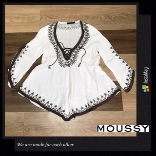 🌹แบรนด์แท้💯moussy เสื้อสีครีมลายปักสีน้ำตาลสวยหวาน