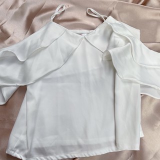 ส่งต่อเสื้อปาดไหล่ แต่งระบาย สีขาว