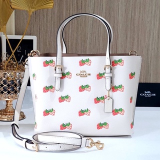 🎀(สด-ผ่อน) กระเป๋า 9.5 นิ้ว สีขาวลายสตอเบอรี่ CB600 MOLLIE TOTE 25