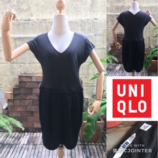 2sis1bro แบรนด์แท้ Uniqlo เดรสสั้น คอแหลม ต่อเอว ทรงเข้ารูป สีดำ มือสอง พร้อมส่ง sz M