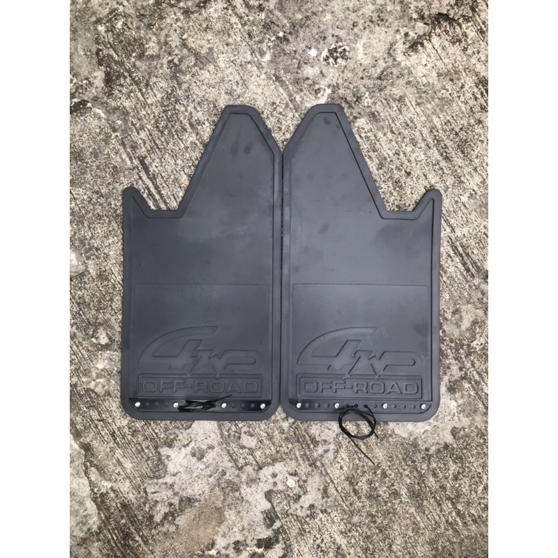 ยางบังโคลนรถยนต์สกรีนตัวนูน 4WD สีดำ พร้อมชุดรั้งอย่างดีเพลทอลูมิเนียมสีดำ1ชุด4ชิ้น - รูปที่ 2