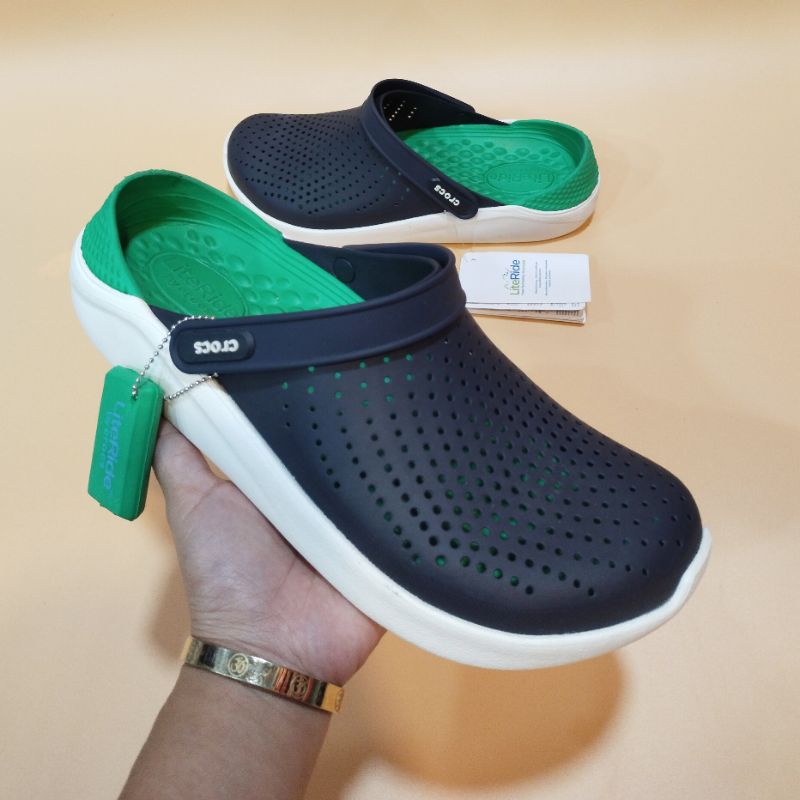 Crocs LiteRide Clog รองเท้าคร็อคส์รุ่นฮิตได้ทั้งชายหญิงรองเท้าแตะ Crocs ผลิตจากยางอย่างดีนิ่มเบาไม่ลื่นใส่สะอาดเท้า