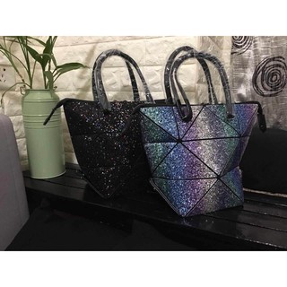 Issey Miyake Bao Bao รุ่นใหม่ล่าสุด หนังกากเพชร 💖💖 งานพรีเมี่ยม สวยมากๆ เก๋สุดๆ สามารถพับได้หลายทรงเลยค่ะ 🎁🎁