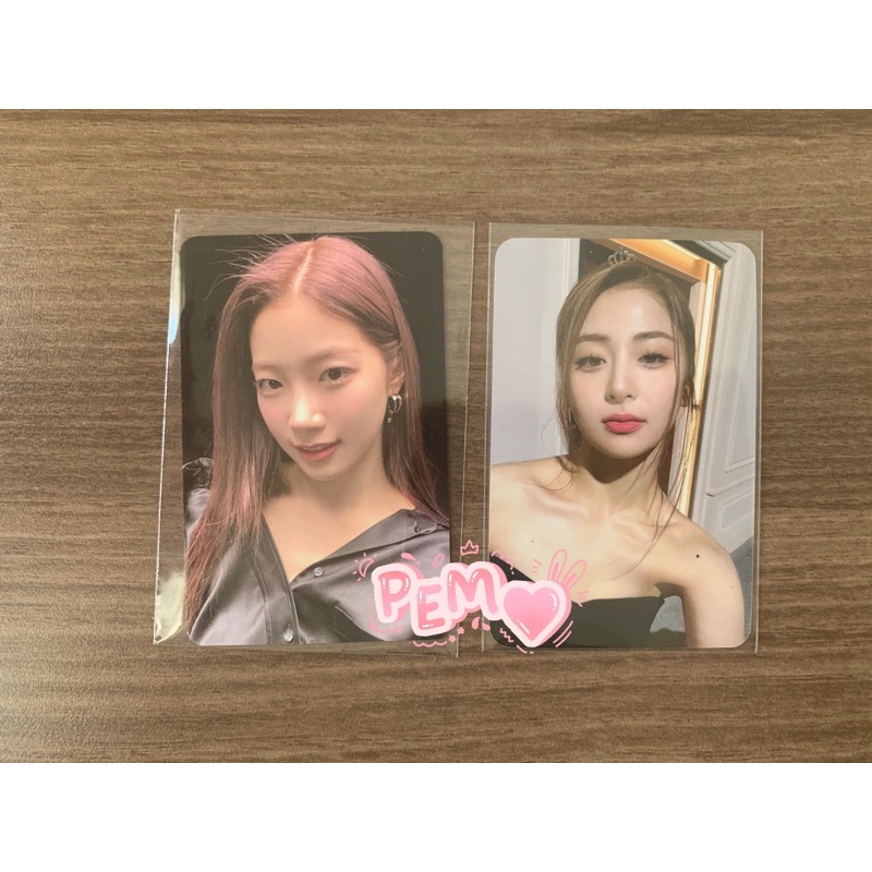 Photocard อย่างเป็นทางการ Yunjin & Kazuha (หนังสือ)
