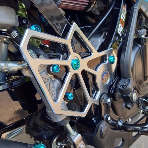 RAIDER Fi SATRIA Fi ด้านข้างรั้งปากกา CNC อลูมิเนียม 2D โลโก้ไทเทเนียม