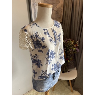 SHEIN 🤍💙 Floral Print with Crocheted Sleeves