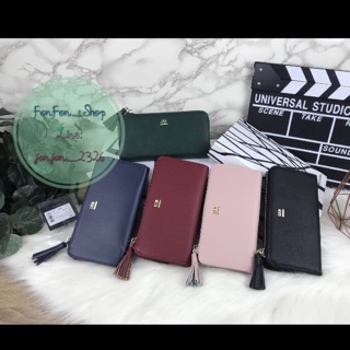 LYN LONG WALLET กระเป๋าเงินใบยาว วัสดุหนังเรียบ ด้านหน้ามีโลโก้แบรนด์สีทองสวยหรู 💥💥💥