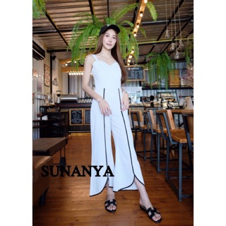 งานป้าย Sunanya จั๊มสูทขายาว Jumpsuit ลายทางตัดขอบดำ​ผ่าหน้าเกร๋ๆ