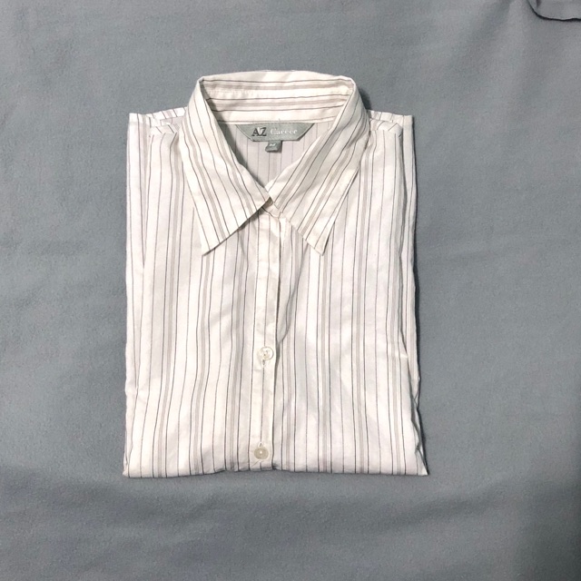 เสื้อเชิ้ตสีขาว AIIZ