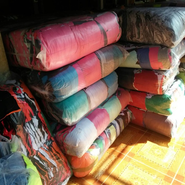 เศษผ้าเย็บวน ขนาด 10*10 ถุง 10 โล (1กก.ได้ประมาณ 10 ผืนค่ะ)