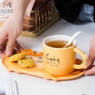 ชุดแก้วกาแฟเซรามิค ลายแมวเหมียว Cute Cat มาพร้อมจานรองสีเข้าชุด 
และช้อนคน