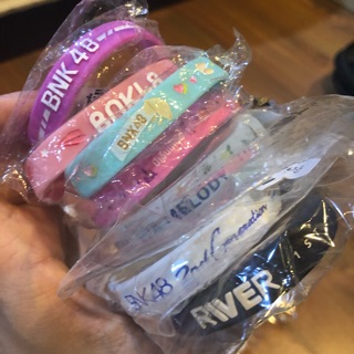 BNK48 (ถูกกว่า อฟช ) Wristband ริสแบนด์ ลายDebut , คุกกี้ ,  บีเอ็นเค๔๘ , เครื่องบินกระดาษ  , ริเวอร์  , คิมิวะ  , รุ่น2