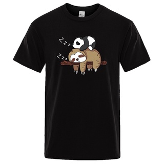 ใหม่ เสื้อยืดคอกลม พิมพ์ลายแพนด้า Lying On A Sloth น่ารัก สําหรับผู้ชาย