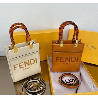 กระเป๋าถือ Fendi พร้อมกล่อง