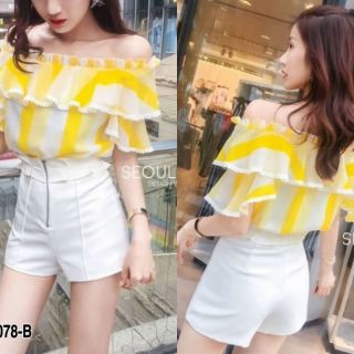 เซตเสื้อเปิดไหล่ลายริ้วเหลือง สดใส แต่งระบายปักลูกไม้รอบ มาพร้อมกางเกงเอวสูง