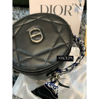 CHRISTAIN DIOR COSMETIC BAG  มาถึงกระเป๋ารุ่น hot กันอีกครั้ง รุ่นนี้เรียกว่าเป็นอีกรุ่นที่มีความ Classicมาพร้อมกล่อง