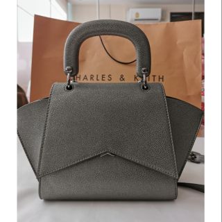 กระเป๋าสะพาย ถือได้ ยี่ห้อ charles&amp;keith