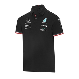 Mercedes-Benz เสื้อโปโลสุภาพบุรุษ มอเตอร์สปอร์ต สีดำ พิมพ์ลายดาว Mercedes และโลโก้สปอนเซอร์ ผลิตจากฝ้าย 95% และอีลาสเตน