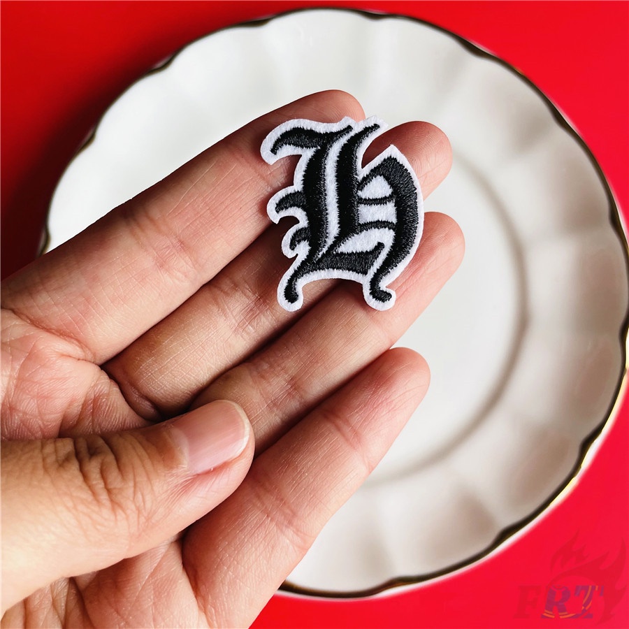☸ แผ่นแพทช์รีดร้อน ลายตัวอักษรภาษาอังกฤษ Q-1 ขนาดเล็ก สีดํา สไตล์โกธิค ☸ แผ่นแพทช์ รีดติดเสื้อผ้า ปักลาย DIY 1 ชิ้น