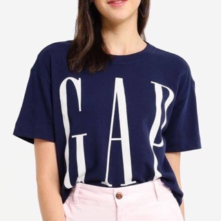 📍Gap เสื้อยืดคอกลม สกรีนโลโก้แน่นมาก  ทรงตรงเนื้อผ้ายืดผ้าไม่บางน๊ารุ่นนี้ใส่กับอะไรก็แมทสุดๆเลยค่ะ