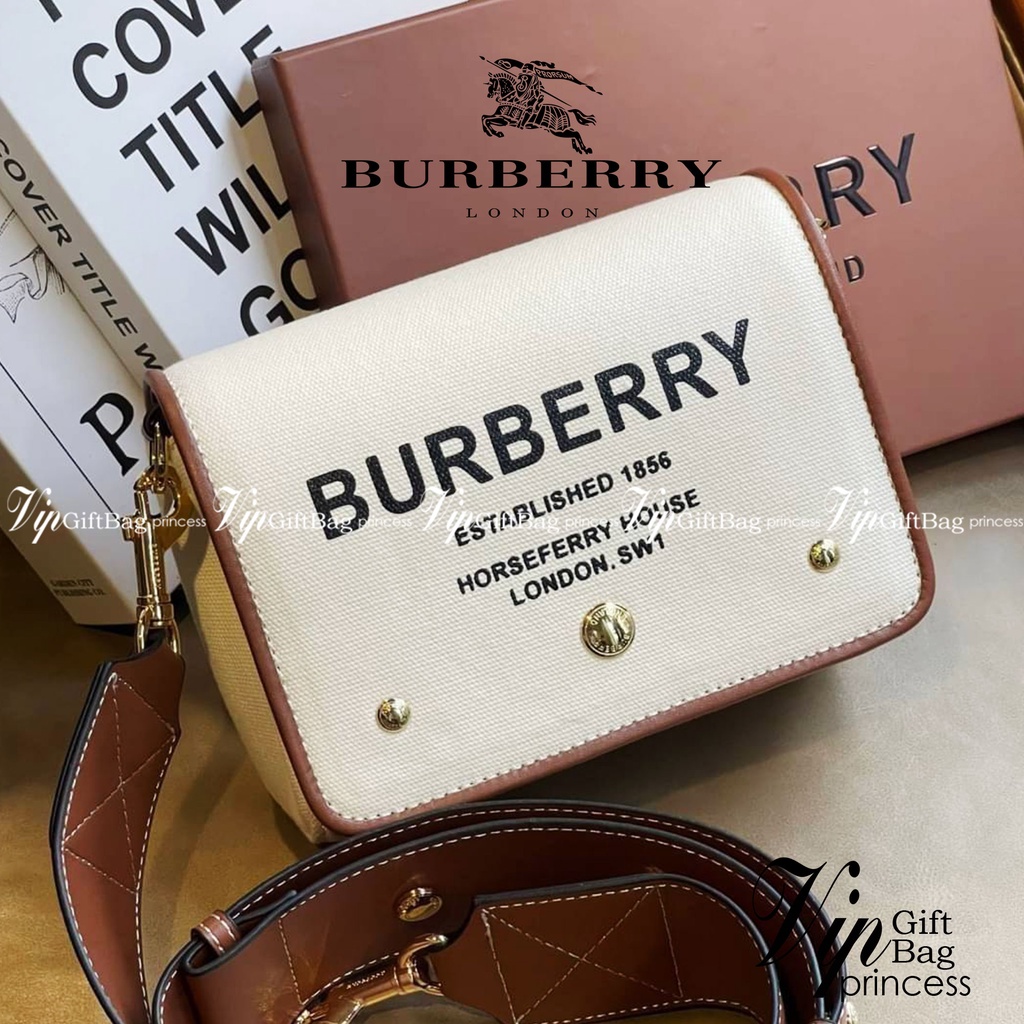 Burberry Small Horseferry Print Cotton Canvas Crossbody Bag เป็นกระเป๋าสะพายที่ดูทันสมัย สายหนังสปอร์ต