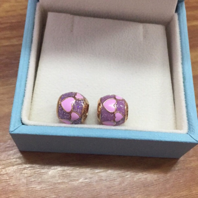 Ownory charm ของแท้ เข้าshop ได้ตลอดค่ะ ไม่เคยใช้ ส่งต่อคู่ละ 1200 ราคาเต็มคู่ละ 2,900ค่ะ