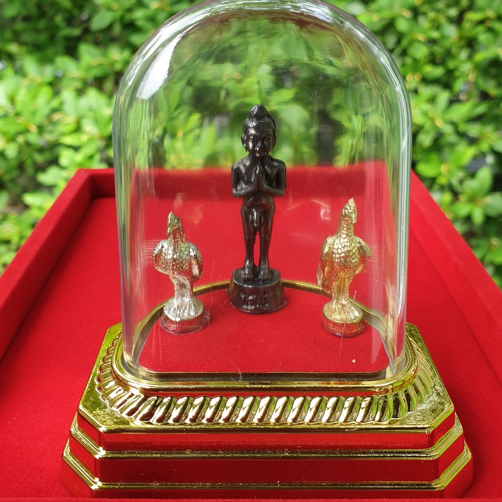 ไอ้ไข่ เด็กวัดเจดีย์ พร้อมไก่เงินไก่ทอง ฐานครอบอะคริลิค ชุดตั้งหิ้งบูชา หน้ารถ โต๊ะทำงาน ขนาด สูง10c