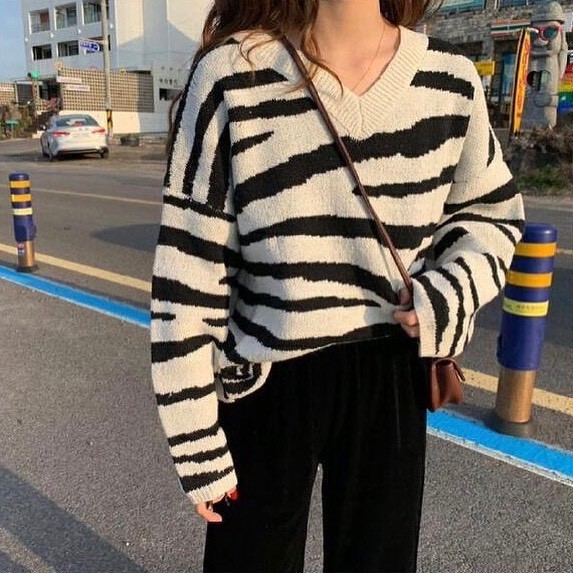 🦓เสื้อกันหนาว คอวี ลายม้าลาย ทรง Oversize 18DEC20