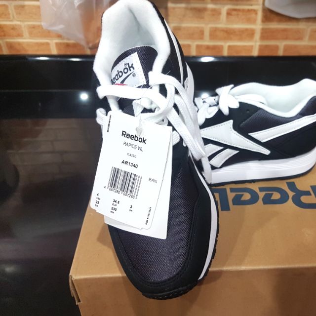 รองเท้าReebok