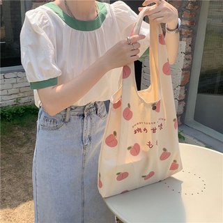 🍑ถุงผ้าทรงช็อปปิ้งสุดคลาสสิคพิมพ์ลายพีช Pa Peach shopping bag🍑 มีช่องซิปและช่องเล็กด้านใน มีแป็กกันของหล่น