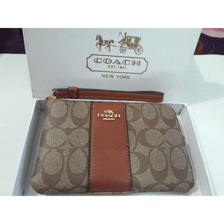 กระเป๋าคล้องมือ coach สีส้มน้ำตาล มีกล่องให้