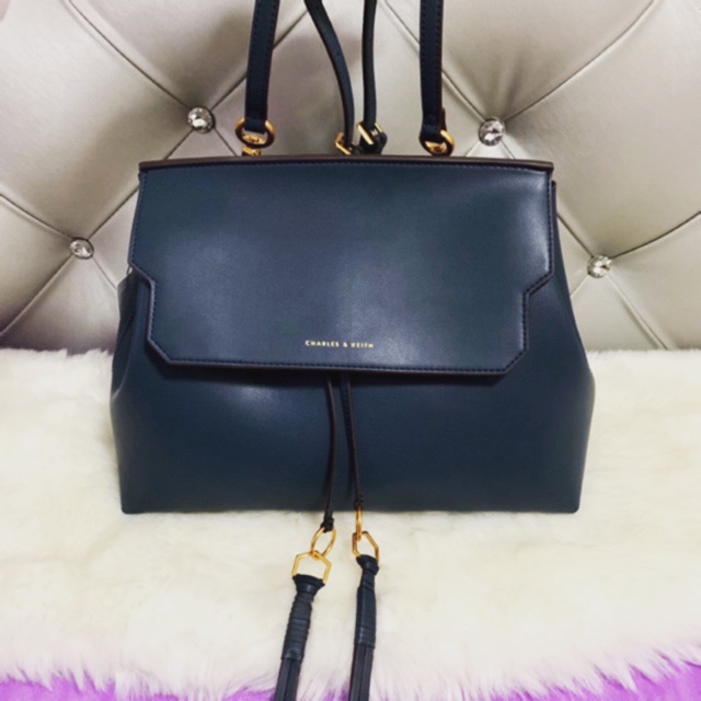 กระเป๋า Charles & Keith