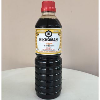 KIKKOMAN ซอสถั่วเหลืองสูตรกล่อมกล่อม Light Soy Sauce ขนาด 600  ml