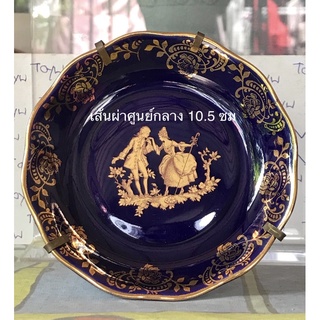 จานโชว์ Show Plate LIMOGES ลวดลายหนุ่มสาวบอกรักกันในสวน พื้นสีน้ำเงินตัดขอบด้วยน้ำทอง 24K ประเทศผู้ผลิต MADE IN FRANCE