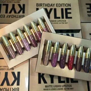 เซ็ทลิป Kylie Matte Liquid Birthday Edition
มี 6 แท่ง 
💋💋สวยไฮโซแบบ Kylie Jenner😎😎 ด้วยกลอสลิป K