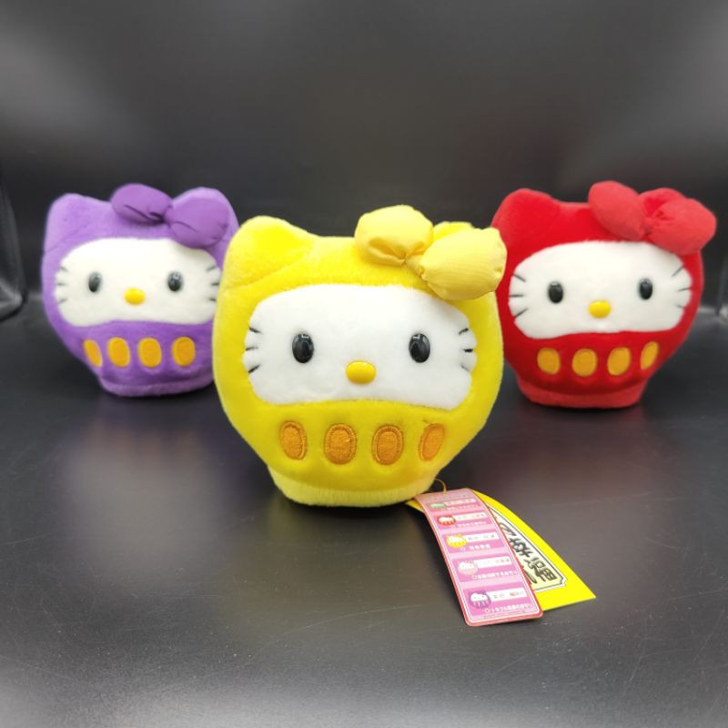 ตุ๊กตา เซต3มงคล คิตตี้ ดารุมะ งานมงคล ป้ายห้อยสีเหลือง สีม่วงกับแดงป้ายผ้าชัด ลิขสิทธิ์แท้ hello Kitty Daruma Sanrio