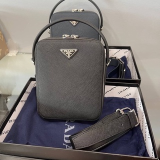 กระเป๋าสะพาย ปราด้า Brique handle man Bag saffiano Size16cm สวยมาก งานออริสวยมากทำจากหนังเเท้คุณภาพดีทำให้ทน