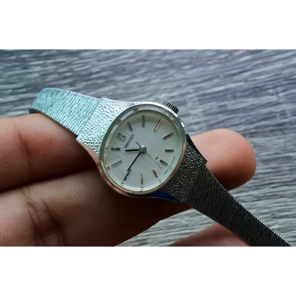 นาฬิกา Vintage มือสองญี่ปุ่น Seiko ระบบ Quartz ชุบทองคำขาว สายสแตนเลสแท้ สภาพดี ใช้งานได้ปกติ หน้าปัด 23mm