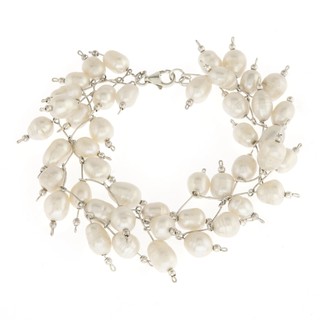 Suvani Jewelry - สร้อยข้อมือมุกสีขาว ร้อยด้วยเส้นเงินดีไซน์เหมือนพวงองุ่นปราณีตในการร้อยไข่มุกแต่ละเม็ด พิถีพิถัน