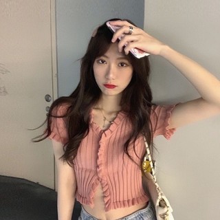 Women 🍥พร้อมส่ง🍥 เสื้อยืดแขนสั้น รัดรูป แบบJENNIE BP เว้าหน้าชิคๆ ผ้าร่องขอบหยัก(8242)