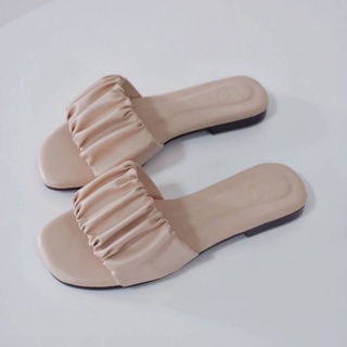 Your Favorite Shoes : รองเท้าแตะ สายคาดย่นๆ Latte Flipflop