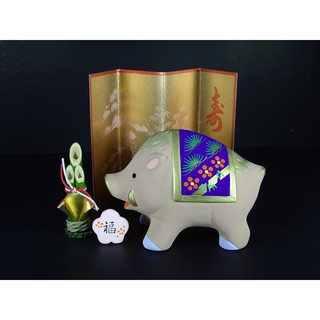 หมูป่าตั้งโชว์ no.100 (สูง 10.5 cm) อวยพรให้ครอบครัวอุดมสมบูรณ์