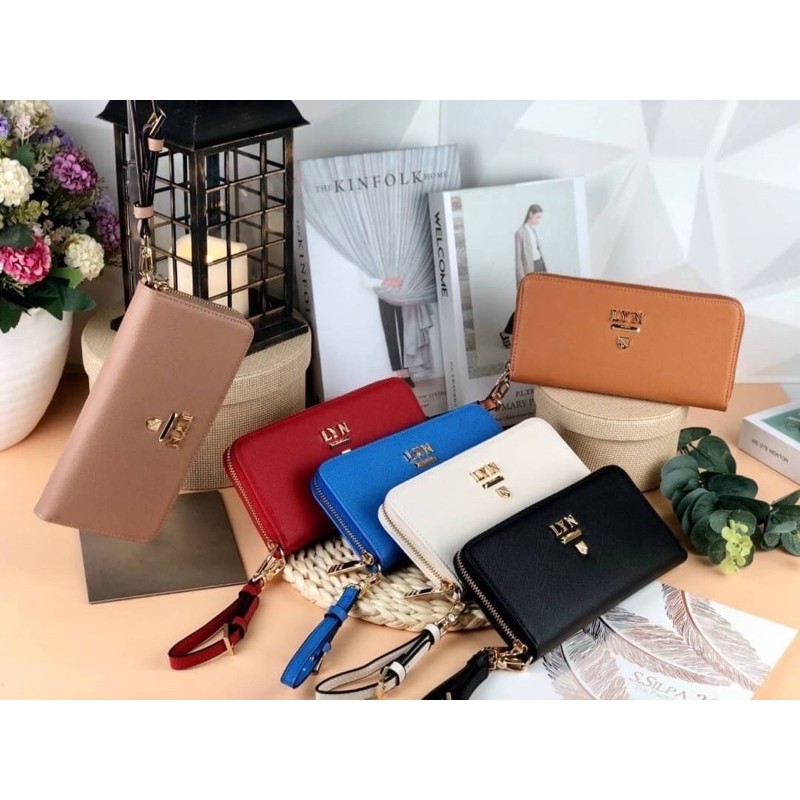 🌈❣️Lyn Wristlet Wallet กระเป๋าสตางค์ใบยาวซิปรอบ หนัง PU.  ภายในมีช่องใส่บัตร ธนบัตร และช่องซิปใส่เหร