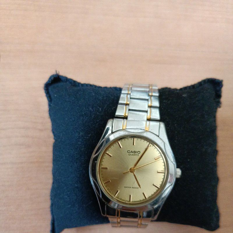 นาฬิกาแบรนด์ casioรุ่นmtp1093หน้าปัดสีทอง ตัวเรือนสีเงิน สายสแตนเลส 2 กษัตริย์ของแท้ มือสองสภาพสวย
