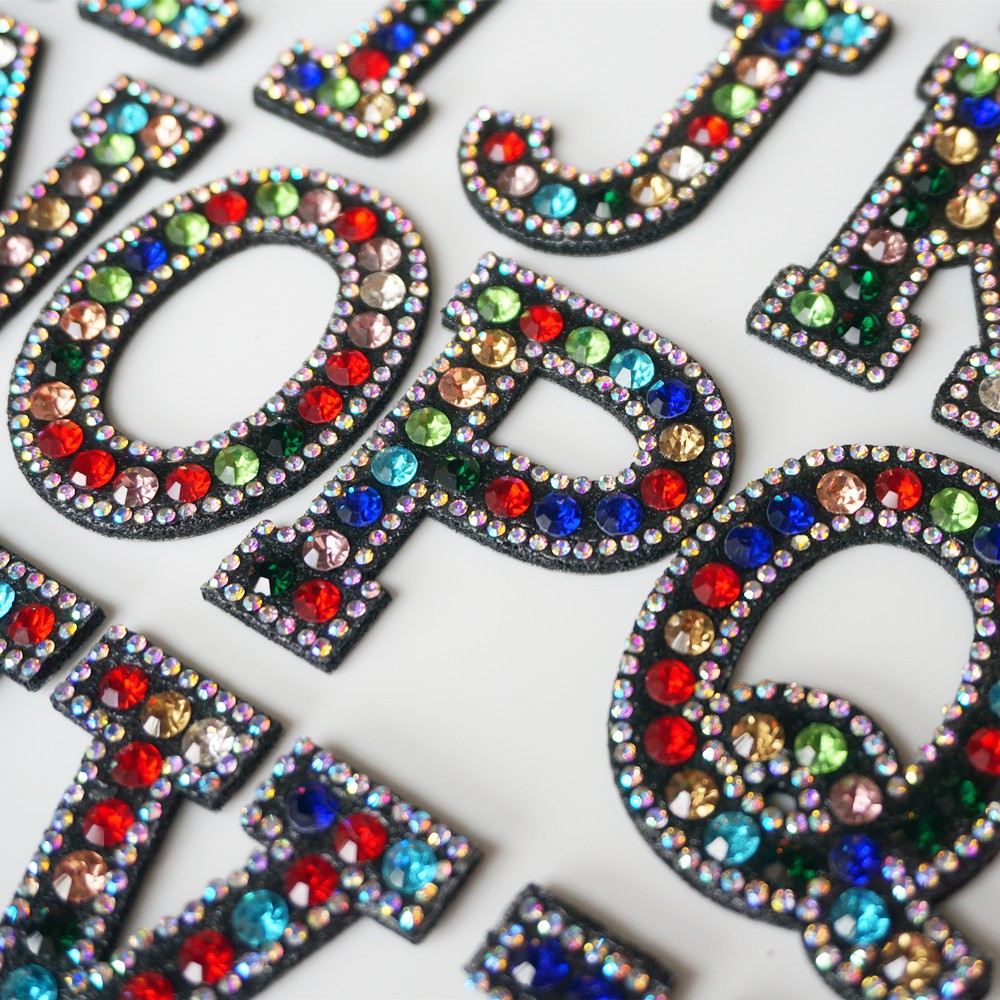 Az Rhinestone ตัวอักษรที่มีสีสันตัวอักษรภาษาอังกฤษเย็บเหล็กบน Patch Badges กระเป๋าหมวกหมวกกางเกงยีนส์เสื้อผ้าผ้า Applique DIY Craft