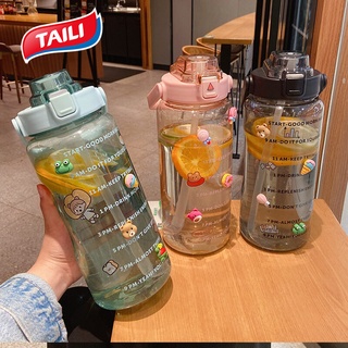 TAILI ขวดน้ำ2ลิตร 2000Ml กระบอกน้ำใส่ยา ขวดน้ำพกพา กีฬาถ้วยน้ำหญิงฤดูร้อนกับฟางขวดน้ำขนาดใหญ่แบบพกพาสูงทนอุณหภูมิแก้วน้ำพลาสติกขนาดใหญ่ความจุ （รวมสติ๊กเกอร์）